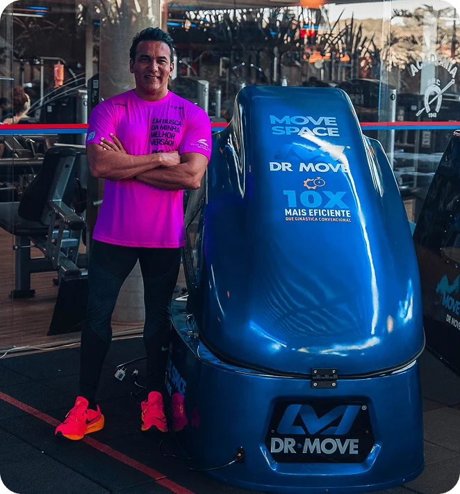 Profissional operando o equipamento Move Space